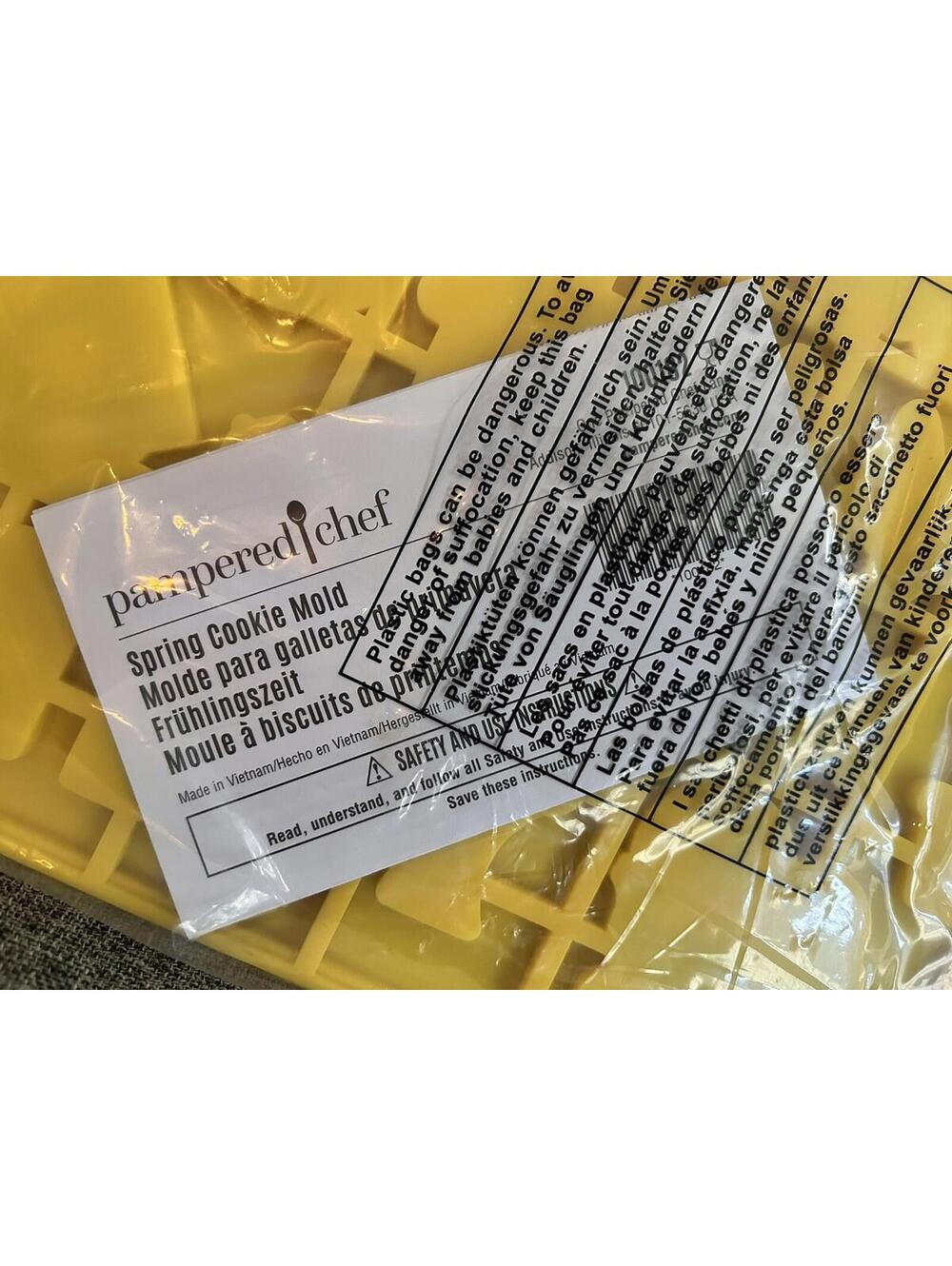 Pampered Chef Silicone Spring Cookie Mold 100182 Yellow New